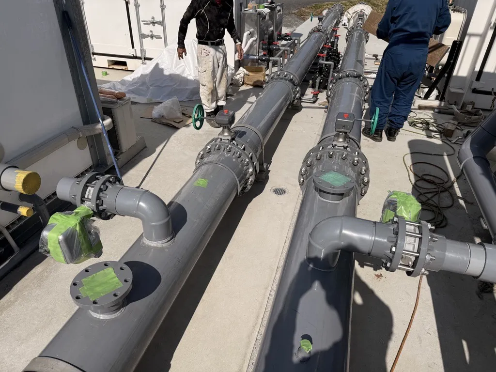 養殖システムの配管設備の施工現場